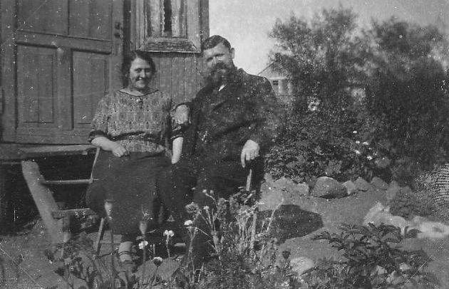 Тимофей Ящик со второй женой Агнесс Аабрик. Через три года после смерти супруги Мария Федоровна благословила его на второй брак с датчанкой Агнес Аабринк, которая крестилась в Православии с именем Нина. Она и записала под диктовку его мемуары, которые легли в основу книги «Рядом с императрицей. Воспоминания лейб-казака». Свою жизнь в эмиграции он охарактеризовал следующими словами: «Меня ничто не радует, когда у нас России нет, и чужая радость меня не утешает».