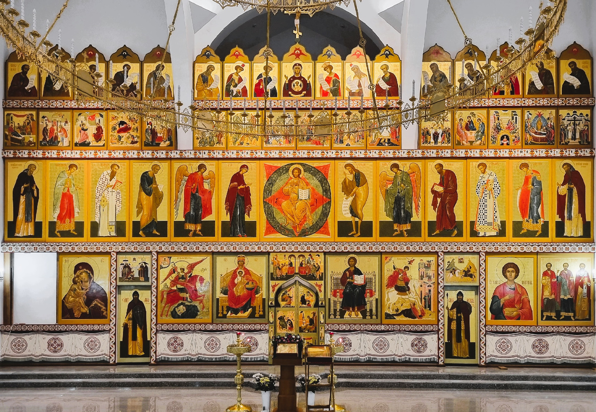 Иконостас храма святого великомученика Георгия Победоносца Патриаршего подворья в Зеленограде 