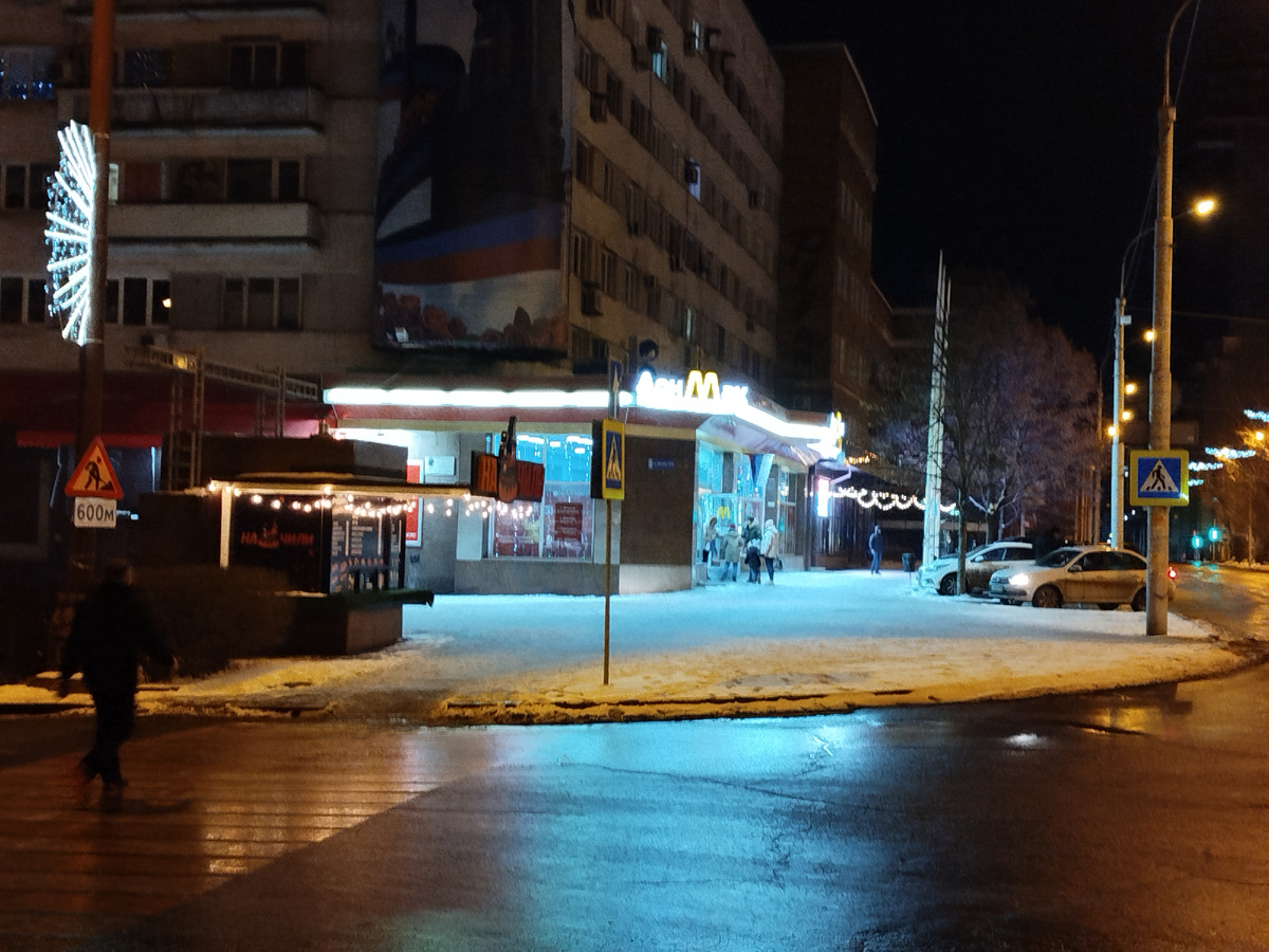 ДонМак на площади имени Ленина (наш ответ МакДональдсу).