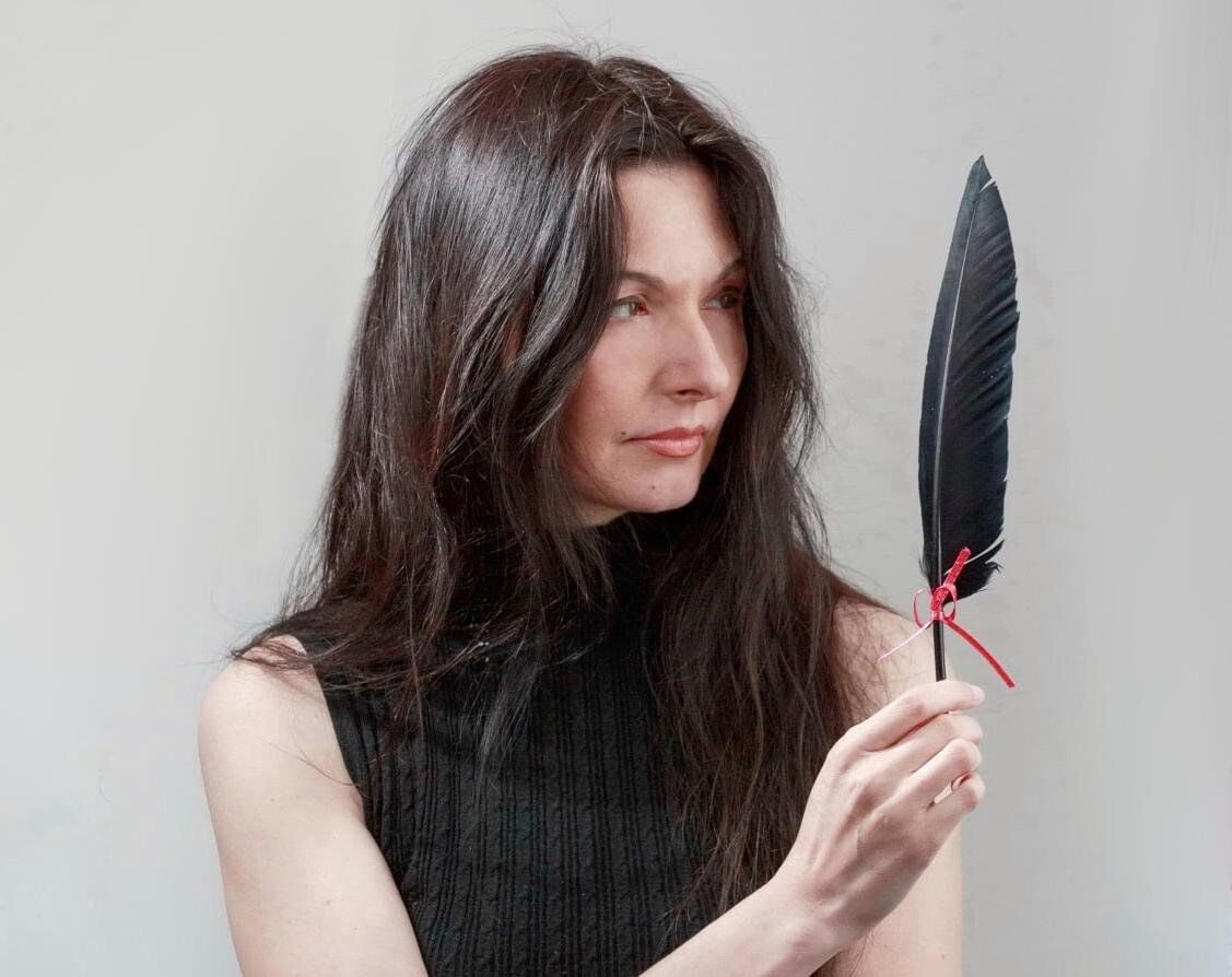 Фото Светланы Сергеевой на презентации книги "Невеста с Невского проспекта"( 22 сентября 2024 г., культурный центр "Октябрь", г. Белгород). По-видимому, автор в раздумье над созданием нового мистического триллера с рабочим названием "Черный ворон, я - не твой!". М-да, прошу меня простить, Светлана, не удержался!