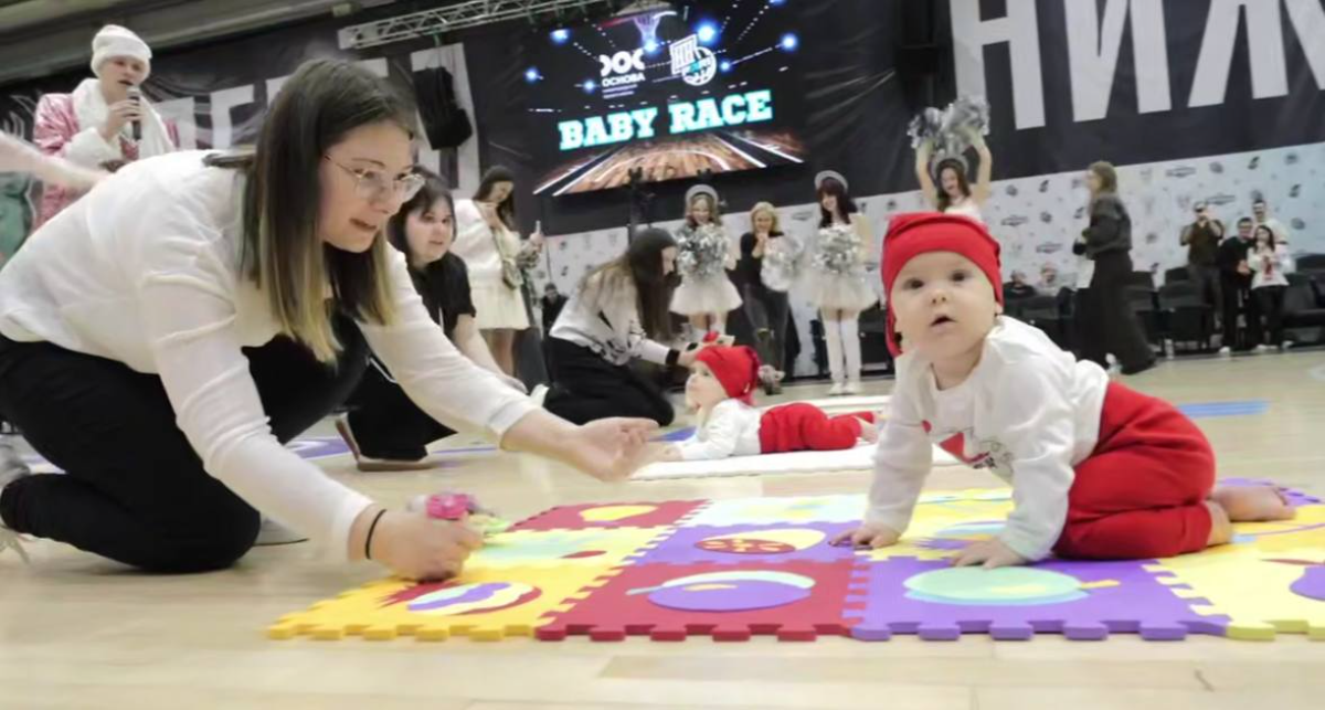    Малышам предстояло проползти метровую дистанцию