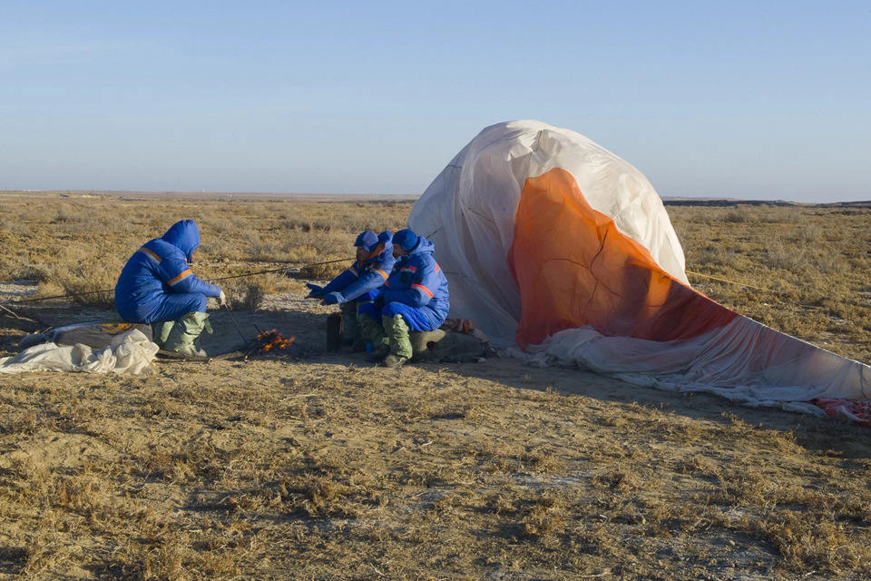 Тренировка экипажа корабля по выживанию в степной местности. Фото: ЦПК