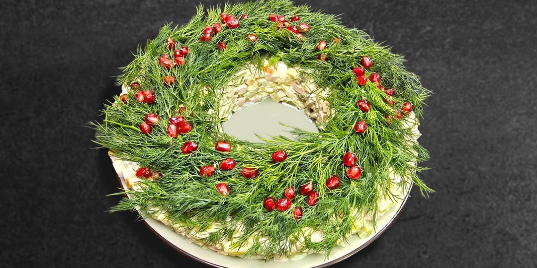 Салат оливье в виде рождественского венка