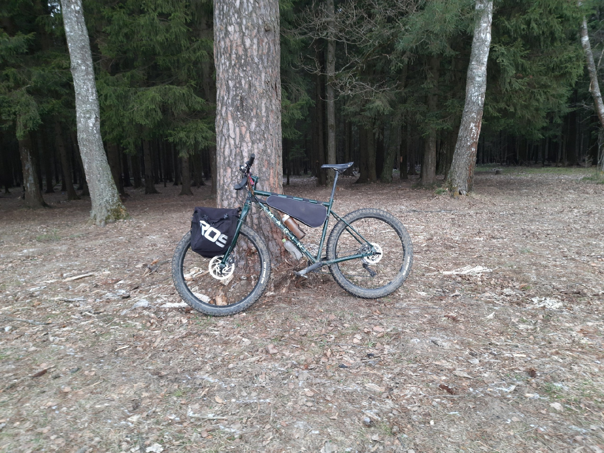 С жесткой вилкой вешать багажник на переднее колесо одно удовольствие :)