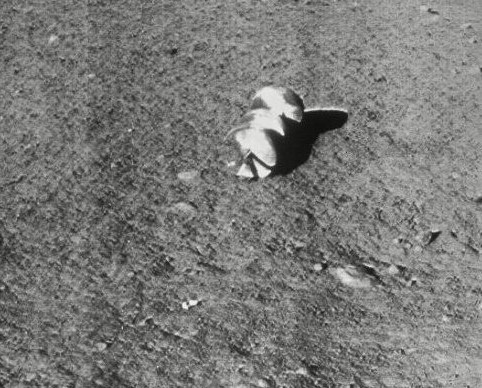 Катушка на поверхности Луны