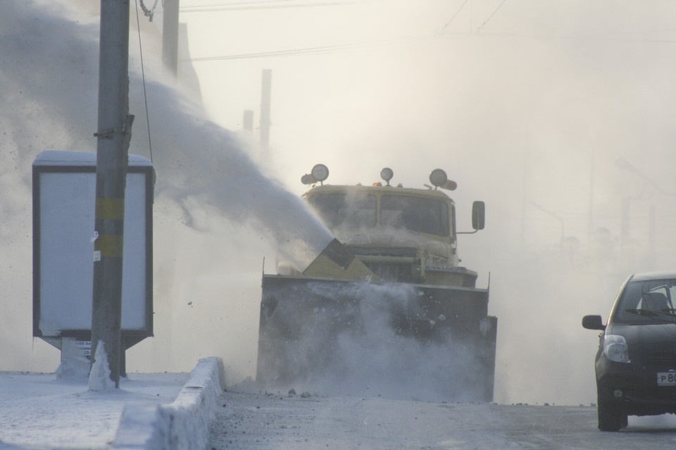    Водителей просят быть осторожными за рулем и не мешать работе дорожной техники. Олег УКЛАДОВ