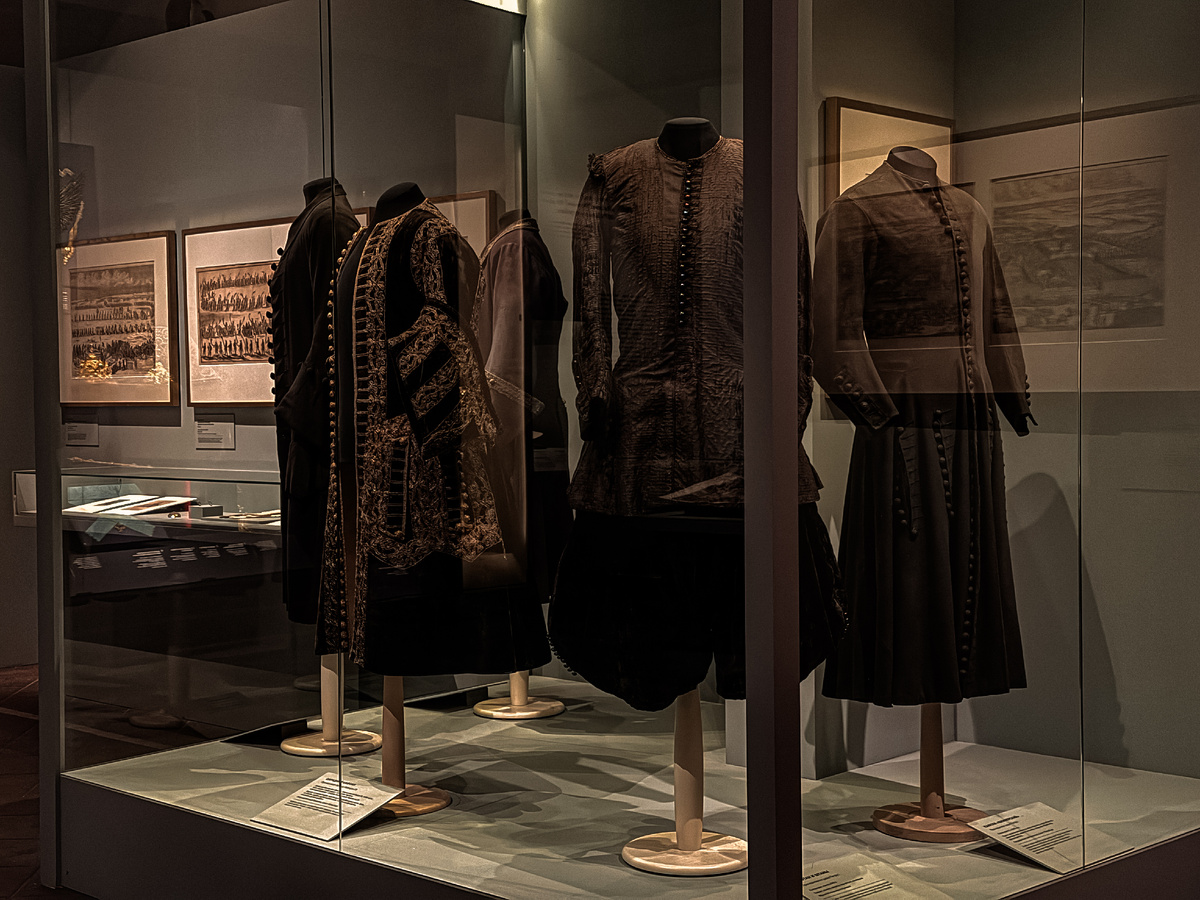 Траурные кафтаны, принадлежавшие Петру I. Выставка «Последний триумф Петра Великого. Впереди вечность».