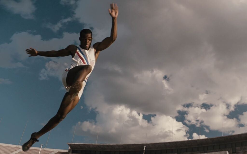 История легендарного бегуна Джесси Оуэнса. Отличный выбор для конца года, когда важно напомнить себе, что невозможное возможно.