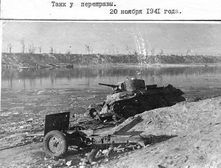 На фоне БТ-7( или БТ-5?) стоит "Ленинградка". Фото взято тут https://fortoved.ru/forum/index.php?t=msg&th=2824&rid=0