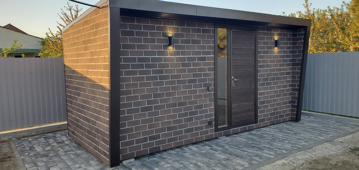 Обшивка хозблока гибкой черепицей «Хауберк»