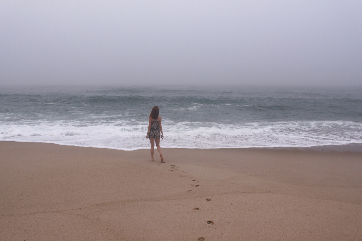 Туманное утро в Фош-ду-Арелью: горизонт исчезает в океане, а скоро исчезнут и мои следы на мокром песке - единственное доказательство того, что я когда‑то была здесь.