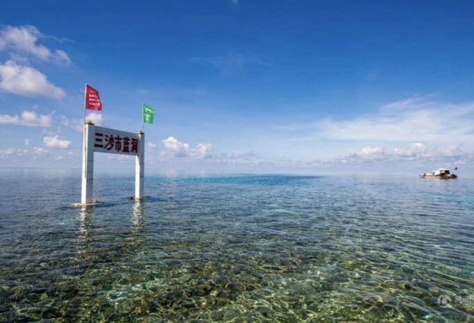 Край голубой дыры виден с лодки.