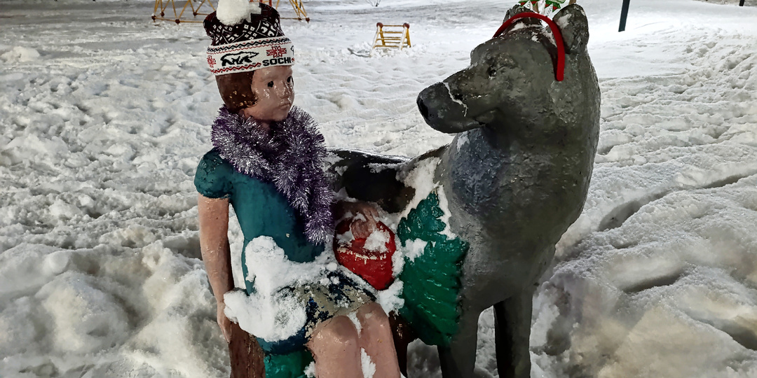 Традиция утеплять памятники шарфами и шапками - милый тренд или вандализм?