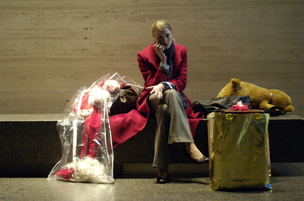 Динамичный Рождественский триллер. Канун рождества. Томас - сотрудник службы безопасности парковки в офисном здании. В тот же вечер Анжела задерживается на работе до поздна и спускается на пустую парковку. Томас проявляет нездоровое внимание к девушке, постепенно становясь всё более агрессивным и опасным. Анжеле приходится противостоять насильнику-психопату, пытаясь выбраться из замкнутого пространства парковки. Напряжение нарастает по мере того, как девушка пытается перехитрить своего преследователя и сохранить жизнь.