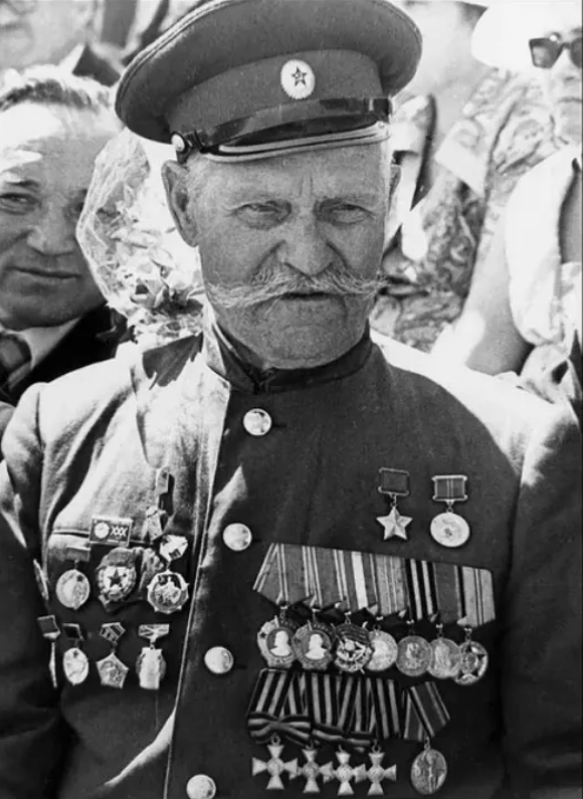 Недорубов Константин Иосифович — русский и советский военный, полный кавалер Георгиевского креста, подхорунжий Казачьих войск; Герой Советского Союза, командир эскадрона, гвардии капитан.