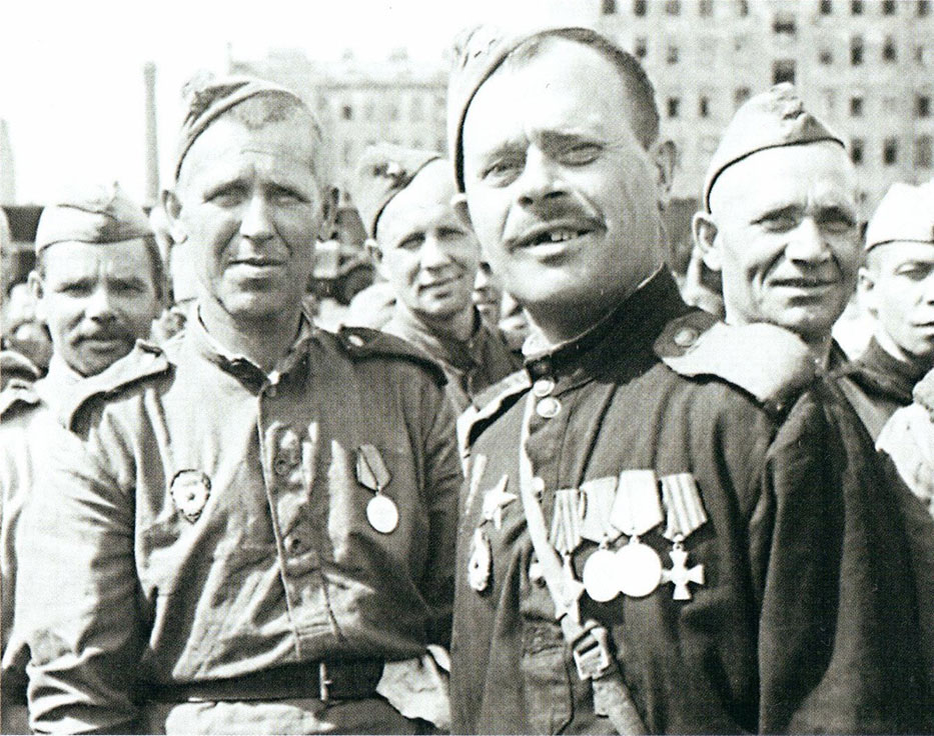 Солдат-гвардеец, кавалер орденов Красной Звезды, Славы 3-й степени и Георгиевского креста.