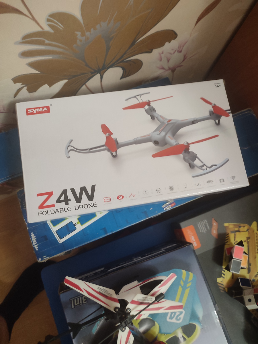 Сняла коробку,рядом вертолет не имеет никакого отношения к этой коробке 