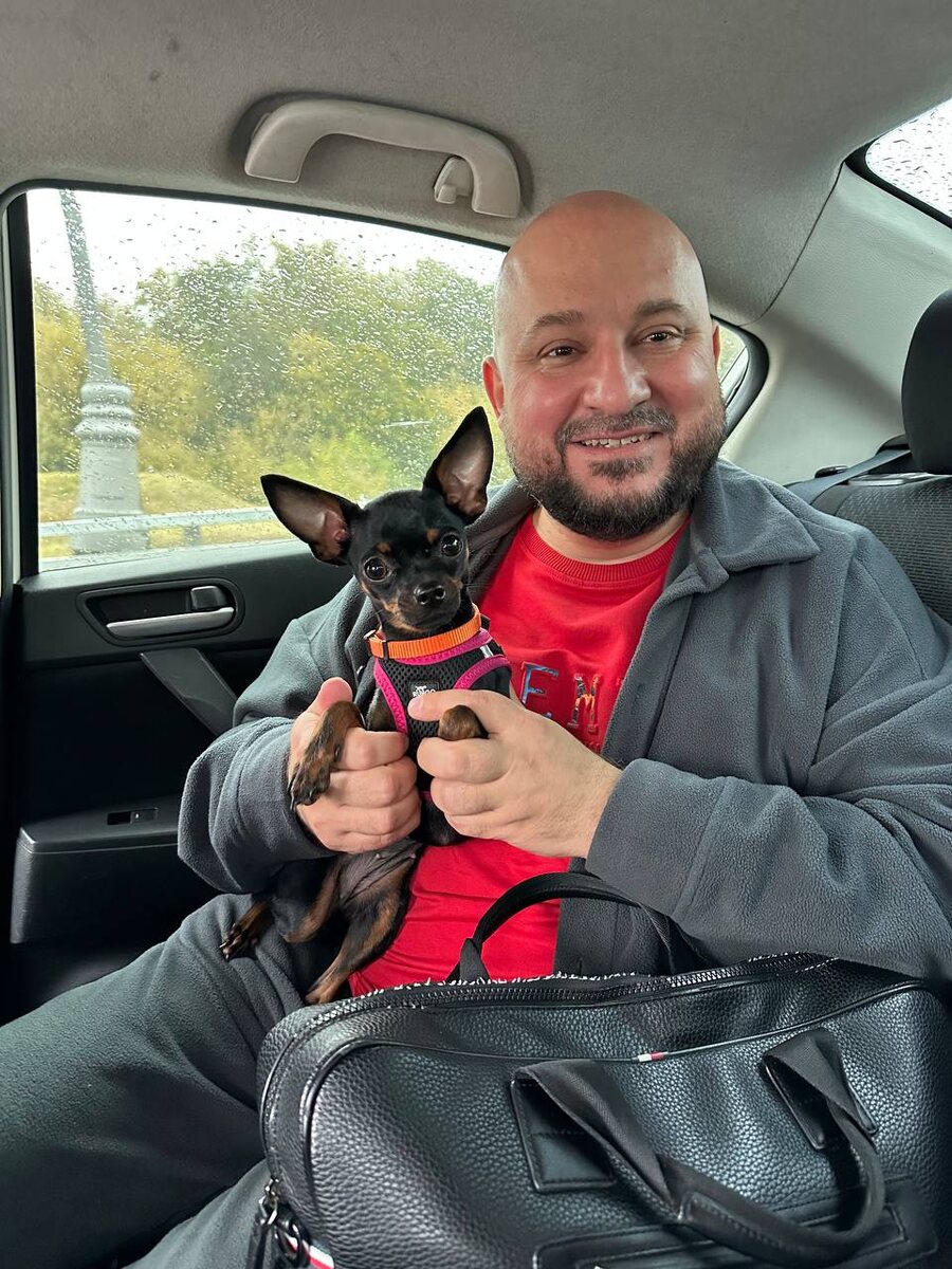 Мы с Боней и сумками стремимся в Эко Парк Юхновград. 4 октября 2024 года. Из личного архива автора. 