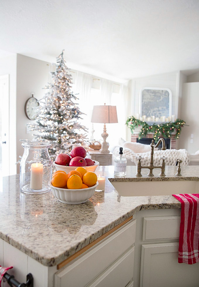 Столешница на кухне из натурального гранита