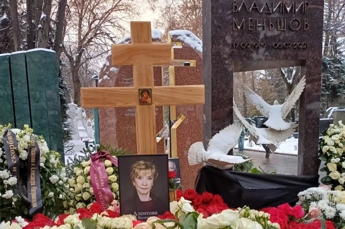    Москва и Орск не сдержали слёз. В последний путь проводили Веру Алентову