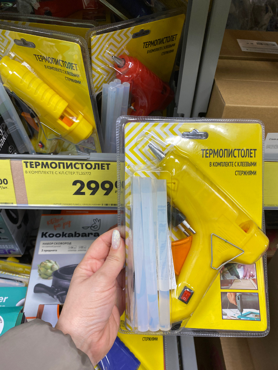 Клеевой термопистолет в комплекте с клеевыми стержнями, на корпусе есть кнопка включения/выключения, 3 цвета на выбор, 299₽