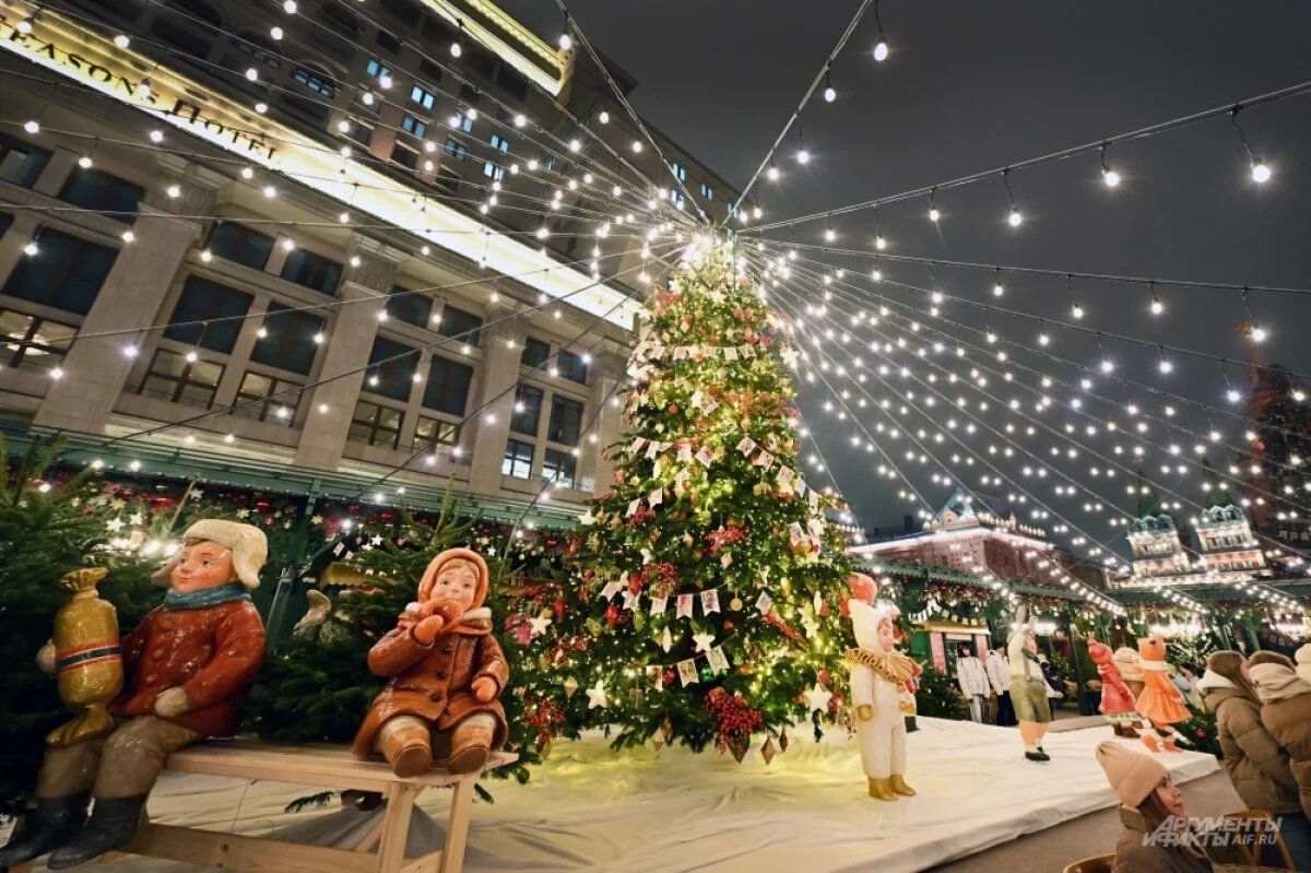    В Москве на главных площадках города установлены декоративные и праздничные ёлки.