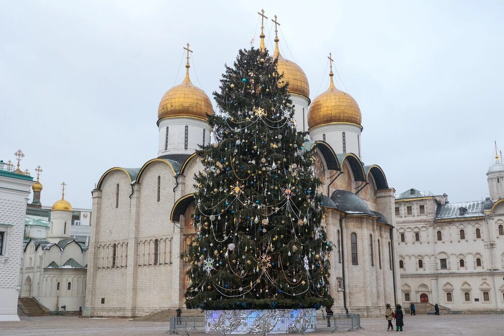    Главная ёлка страны на Соборной площади Кремля. Фото: АГН Москва/ Чингаев Ярослав