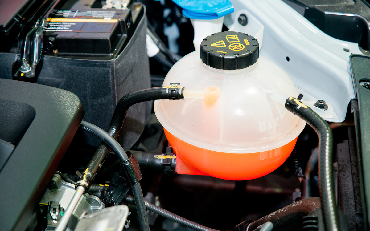    Расширительный бачок позволяет контролировать уровень охлаждающей жидкостиShutterstock