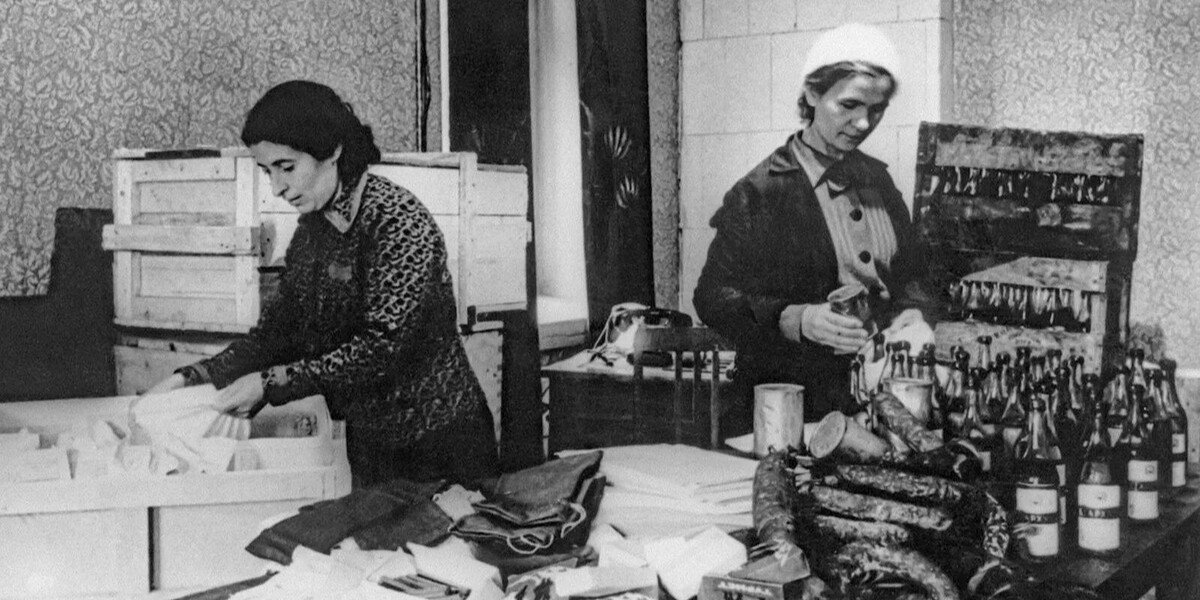 Работницы завода упаковывают подарки для бойцов Красной армии. Фото А. Устинова. Октябрь 1942 года. Главархив Москвы.