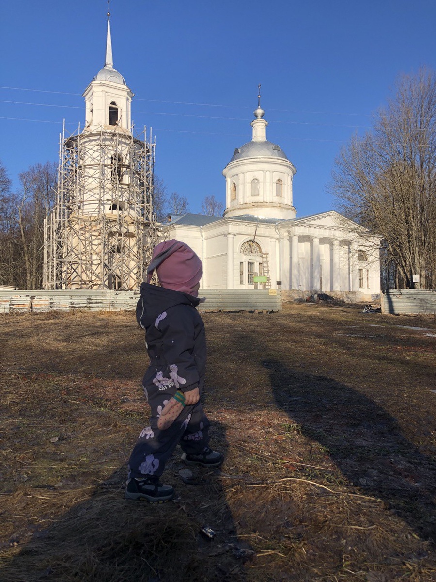 Младшая дочь возле церкви в селе Елпатьево Переславского района Ярославской области, где когда-то служил её прадед в восьмом поколении.