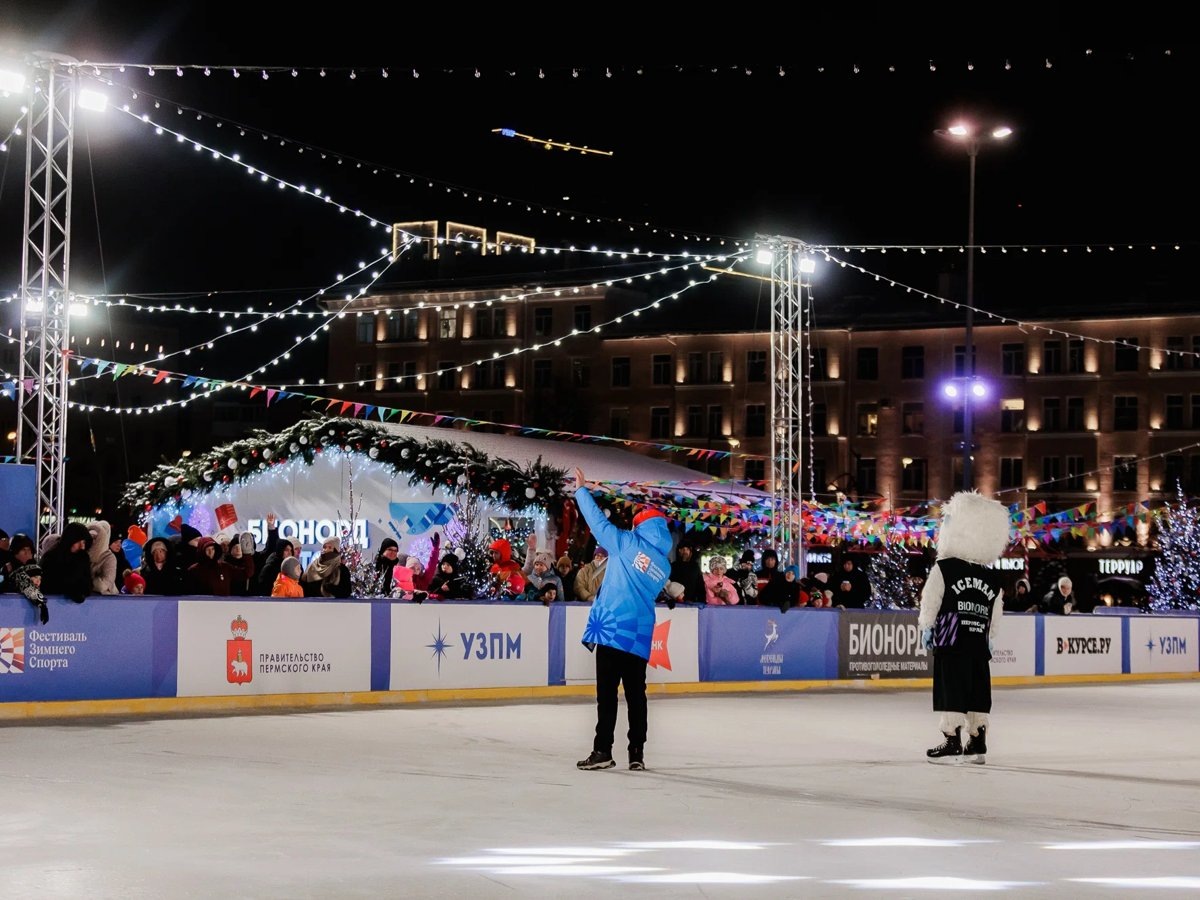    Авербух поприветствовал зрителей и поздравил город с открытием сезона