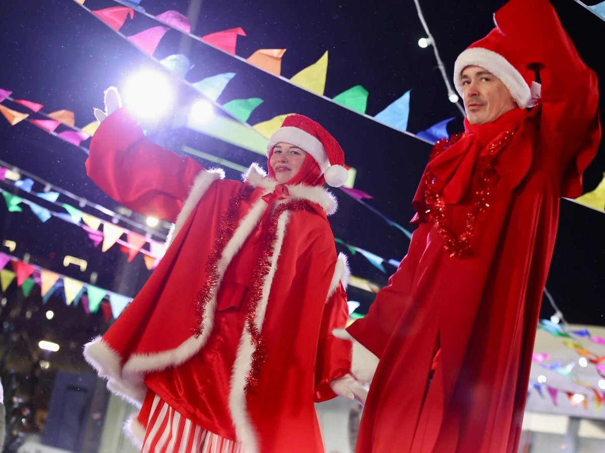    На лед вышли артисты