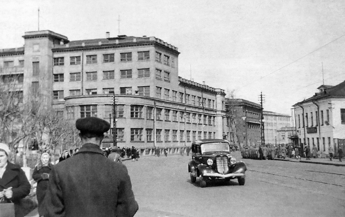 Проспект Павлина Виноградова (ныне пр. Троицкий). 1945 год. Фотография Н.В. Кушневского из книги "Архангельск: век минувший". Архангельск, 2009 год.