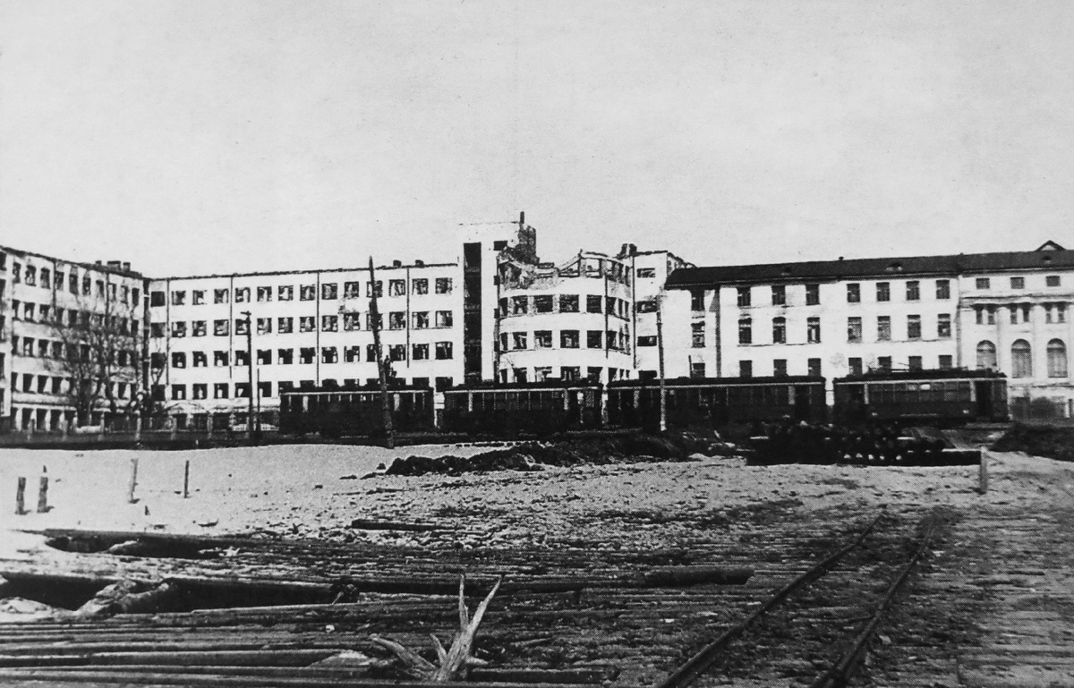  Здание Архангельского лесотехнического института частично разрушенное немецкой авиацией в 1942 году. Фото 1945 года.  Фотография Н.В. Кушневского из книги "Архангельск: век минувший". Архангельск, 2009 год.