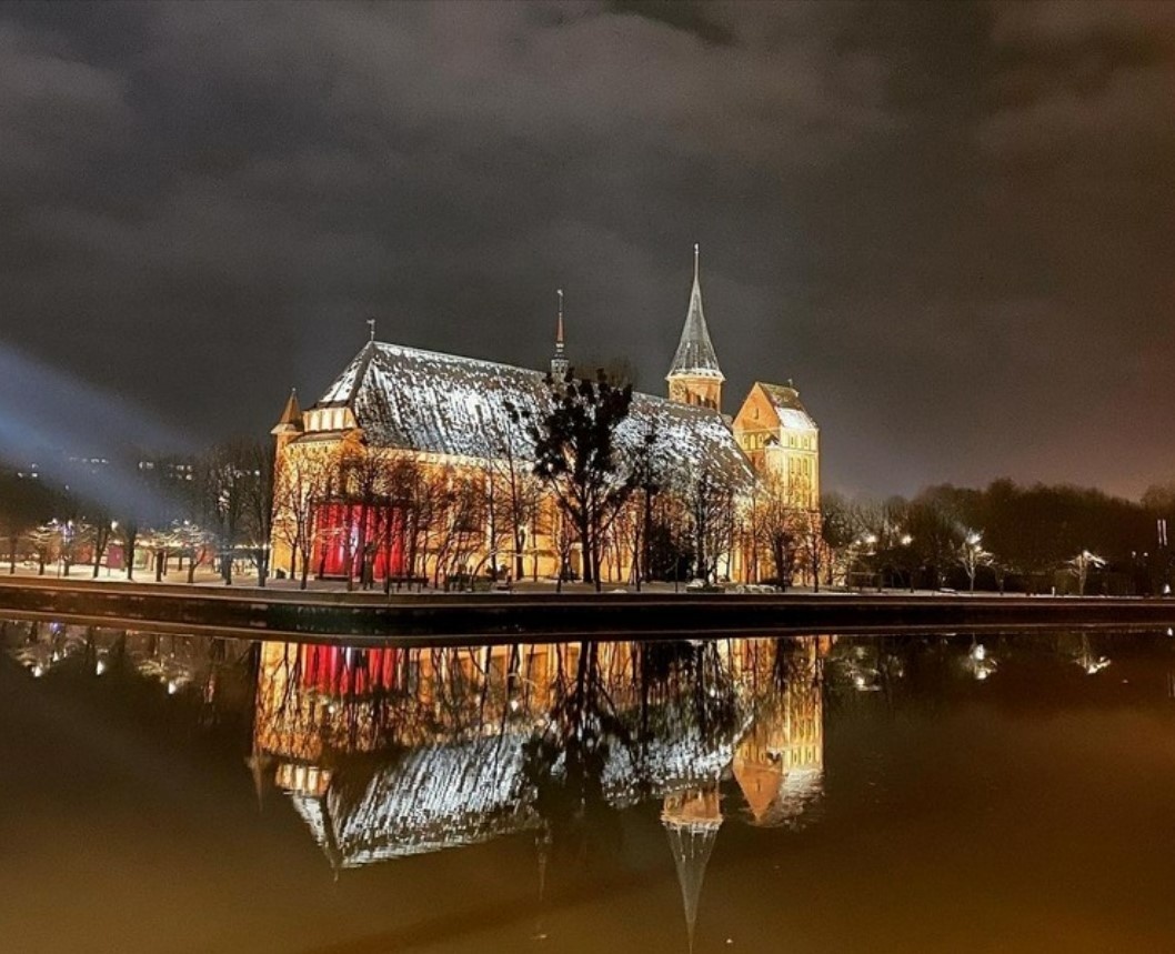 Кафедральный собор и остров Канта отражаются в зеркале реки Преголя.