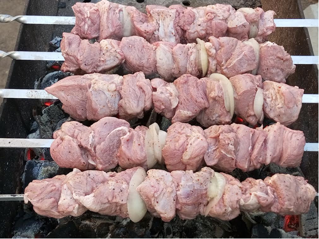 Маринад для классического шашлыка из свинины с уксусом.