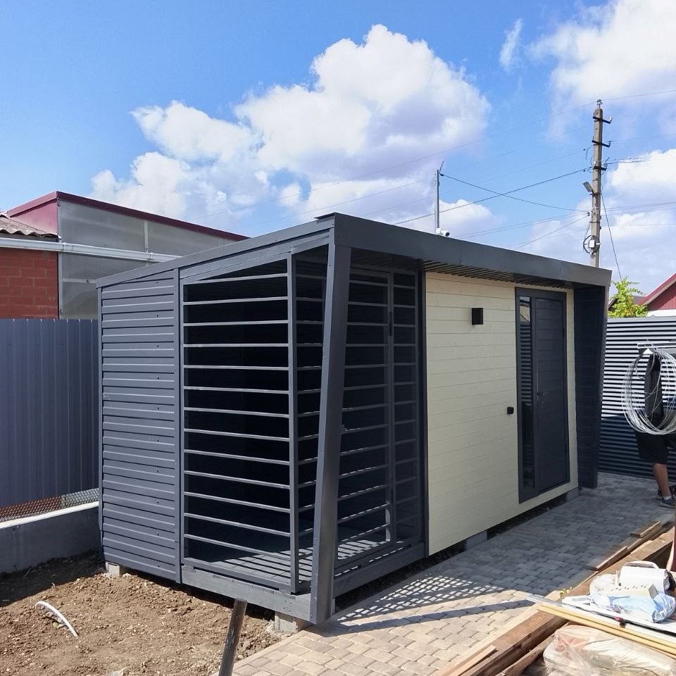 Пол деревянный окрашенный, решетка из профтрубы, стены обшиты профлистом.