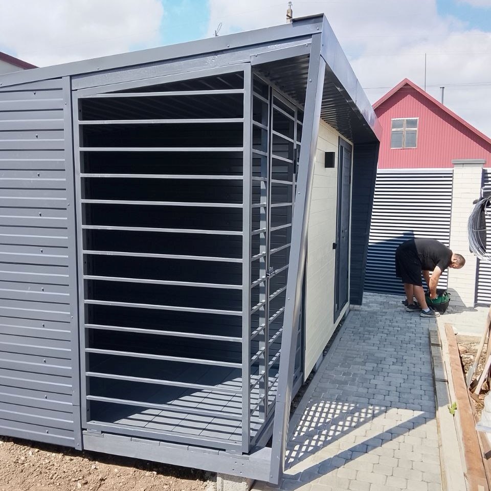 Пол деревянный окрашенный, решетка из профтрубы, стены обшиты профлистом.