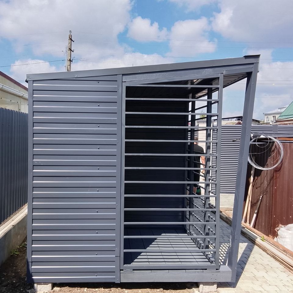 Пол деревянный окрашенный, решетка из профтрубы, стены обшиты профлистом.