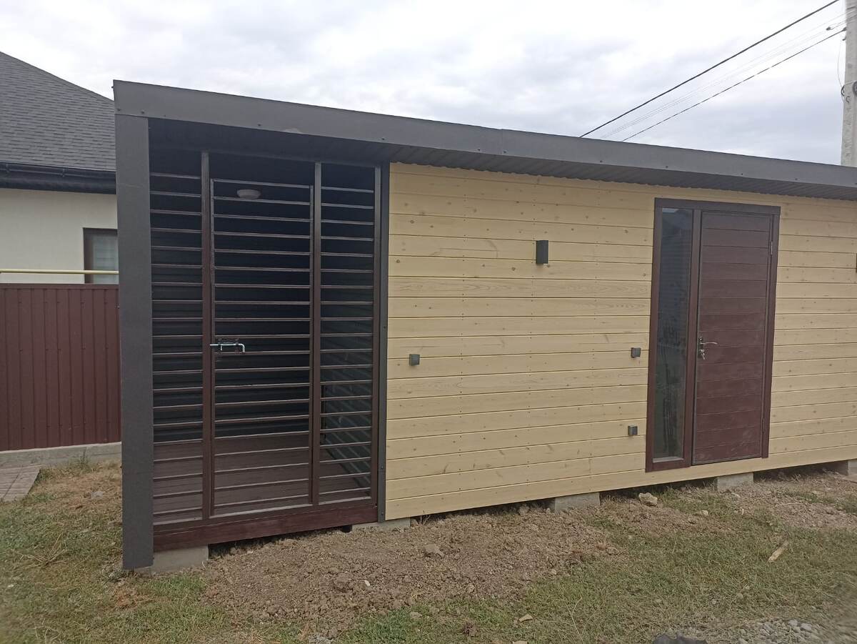 На калитке добротный засов.