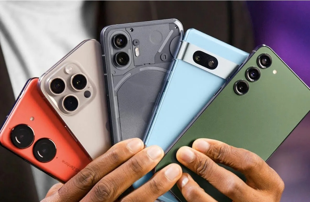 Выбор смартфона в 2026 году зависит от ваших потребностей и бюджета. Вот несколько аспектов, которые стоит учесть при выборе:1. Процессор и производительность: изучите модели с мощными процессорами, которые обеспечивают быструю работу приложений и плавность интерфейса.2. Экран: обратите внимание на разрешение, размер и тип дисплея. Full HD или выше, а также поддержка HDR могут улучшить качество изображения.3. Камера: если для вас важна фотография, выбирайте смартфоны с качественными камерами и различными режимами съёмки.4. Батарея: ёмкость и время работы от одной зарядки также важны. Ищите модели с ёмкими батареями и возможностью быстрой зарядки.5. Операционная система: выберите ОС, которая вам наиболее удобна — Android или iOS.6. Дополнительные функции: рассмотрите наличие таких функций, как поддержка 5G, NFC, биометрические датчики (например, сканер отпечатков пальцев или распознавание лица), а также наличие водяного и пылевого сопротивления (IP рейтинг).7. Отзывы и рейтинги: изучите отзывы пользователей и экспертов о различных моделях, чтобы получить представление об их надёжности и качестве.8. Цена: определите свой бюджет и сравните цены на разные модели в магазинах.9. Бренд и репутация производителя: известные бренды часто предлагают качественные продукты, но не забывайте о менее известных, но перспективных производителях.10. Инновационные технологии: следите за новыми технологиями и тенденциями в мире смартфонов, чтобы не упустить что-то интересное и полезное для себя.Для более точного ответа на ваш вопрос рекомендую изучить обзоры и рейтинги популярных моделей, а также посетить магазины электроники, чтобы лично ознакомиться с устройствами и задать вопросы продавцам.