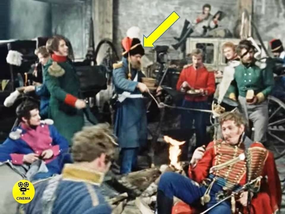 Судя по рассказу Рязанова, в том эпизоде кашу всем раздаёт этот бородатый военный. Он же позже обращается к поручику Ржевскому с короткой фразой. Фильм "Гусарская баллада" (1962).