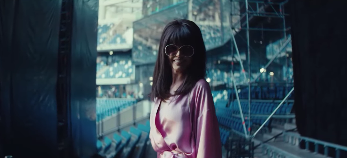 Юлия Зиверт. Кадр из клипа "Гудбай.