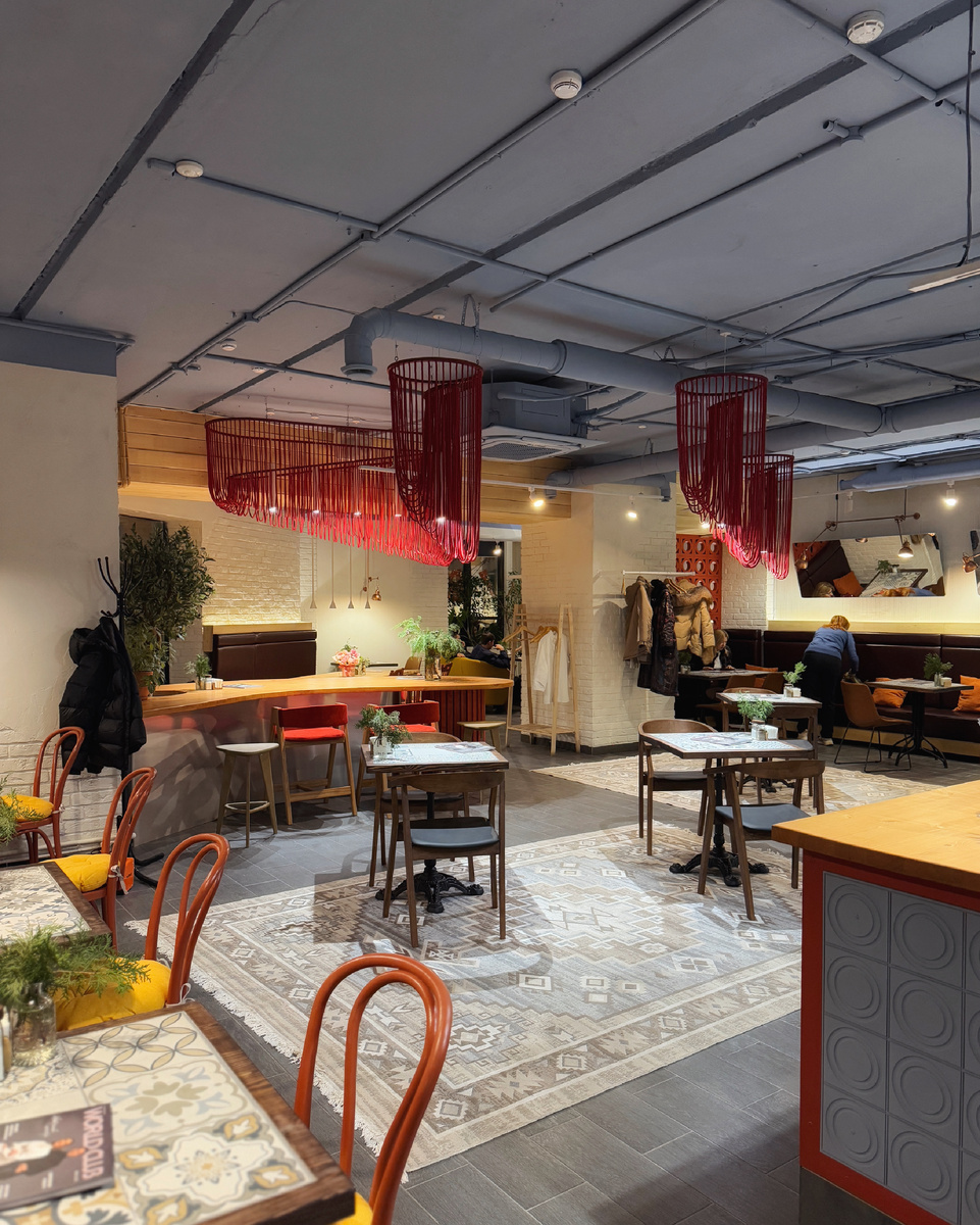 Сразу же поднимаемся на второй этаж, в основное пространство новой кофейни «Белоглинка»