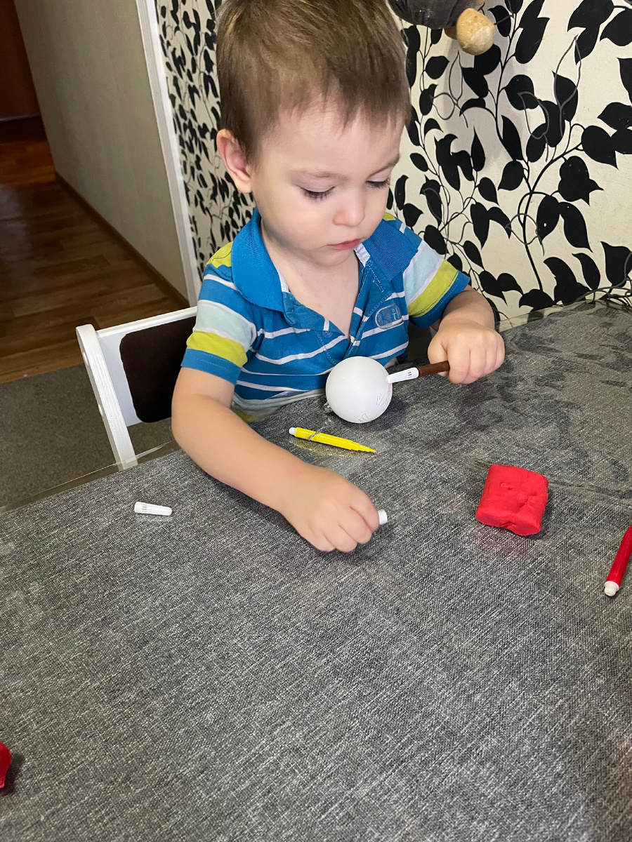 С таким же сосредоточенным лицом он обрывал обои!