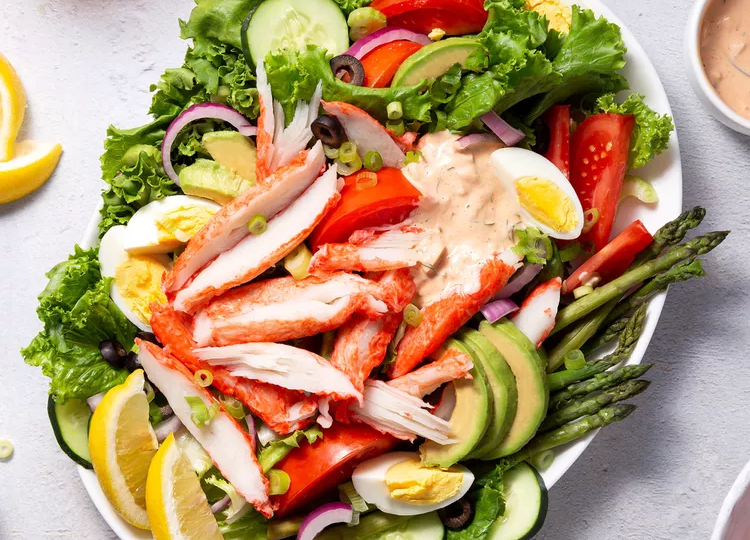 Салат с крабами и крабовыми палочками: 5 лучших пошаговых рецептов (классический с кукурузой, «Красное море», с рисом)