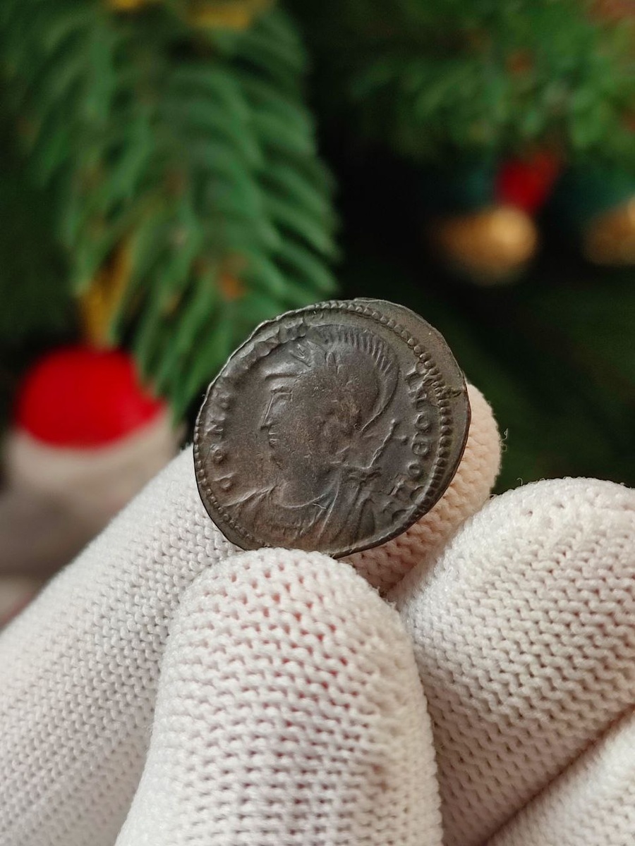 Монета Константина Великого, персонификация Константинополя