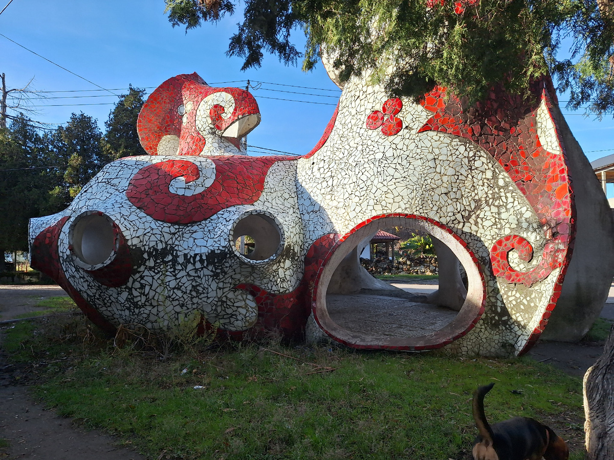 Рядом, в 2-х шагах от гостиницы, остановка с Советских времён. Разработана Зурабом Царителли. Но лучше я её покажу в видео. Там я ходила вокруг и снимала,  интереснее смотреть