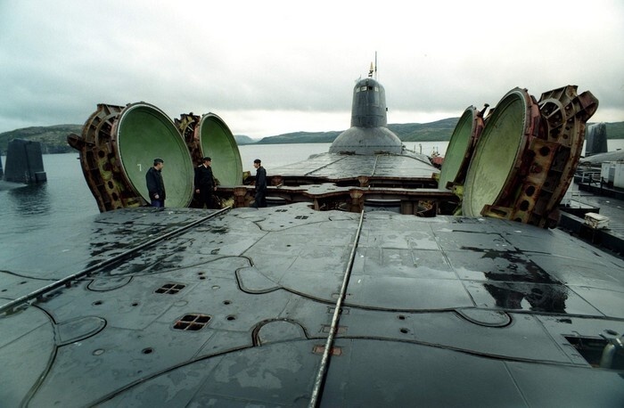 Вместимость подводной лодки составляет 160 человек экипажа