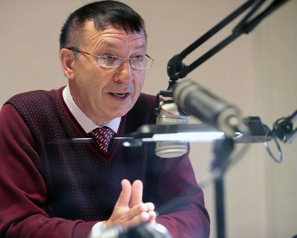 Народный артист Татарстана. Знаменитый диктор Радио Татарстана Талгат Галиевич Хаматшин. Источник фото: Найдено в Яндекс Картинках по запросу «талгат галеевич хаматшин диктор биография» https://upload.wikimedia.org/wikipedia/commons/a/a4/%D0%A2%D3%99%D0%BB%D0%B3%D0%B0%D1%82_%D0%A5%D0%B0%D0%BC%D0%BC%D0%B0%D1%82%D1%88%D0%B8%D0%BD.jpg